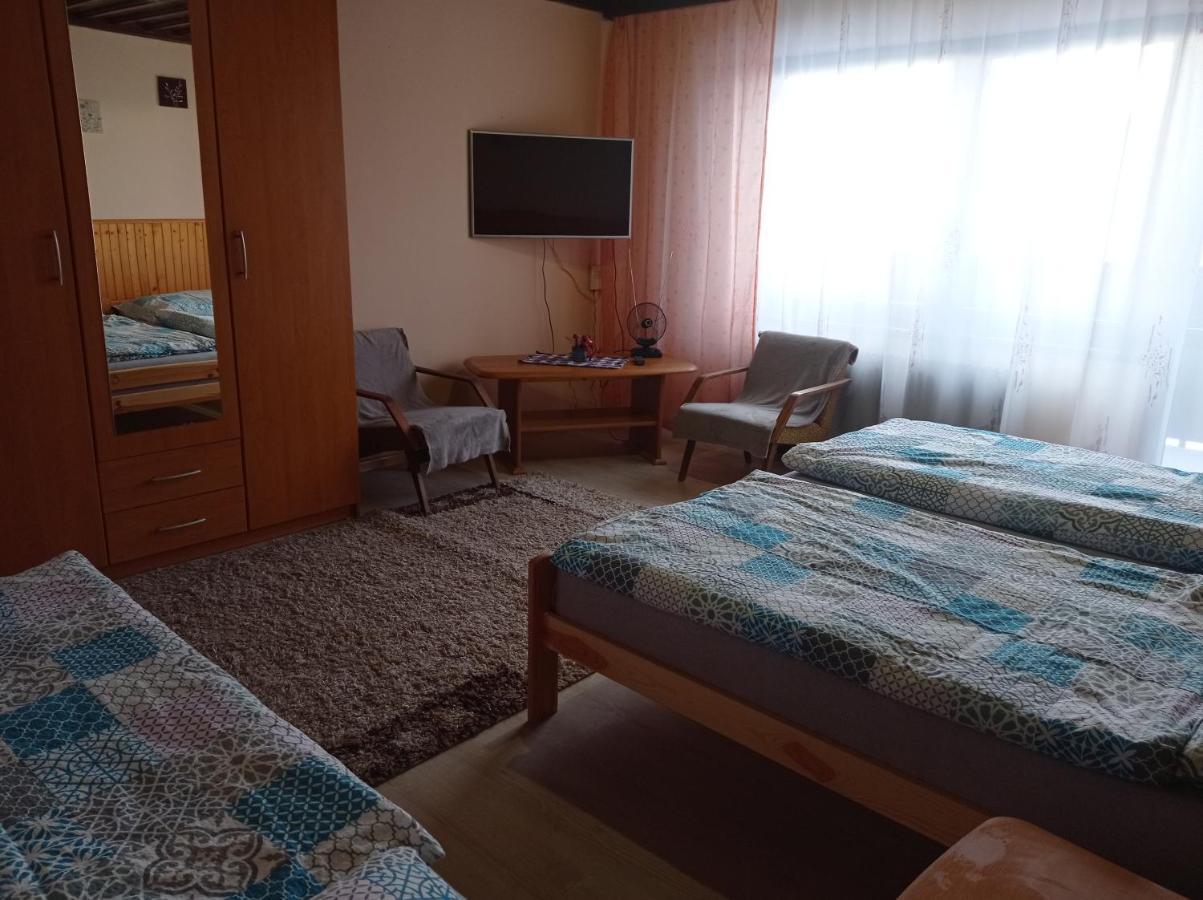 Penzion Sarka Hotel สตราบา ภายนอก รูปภาพ